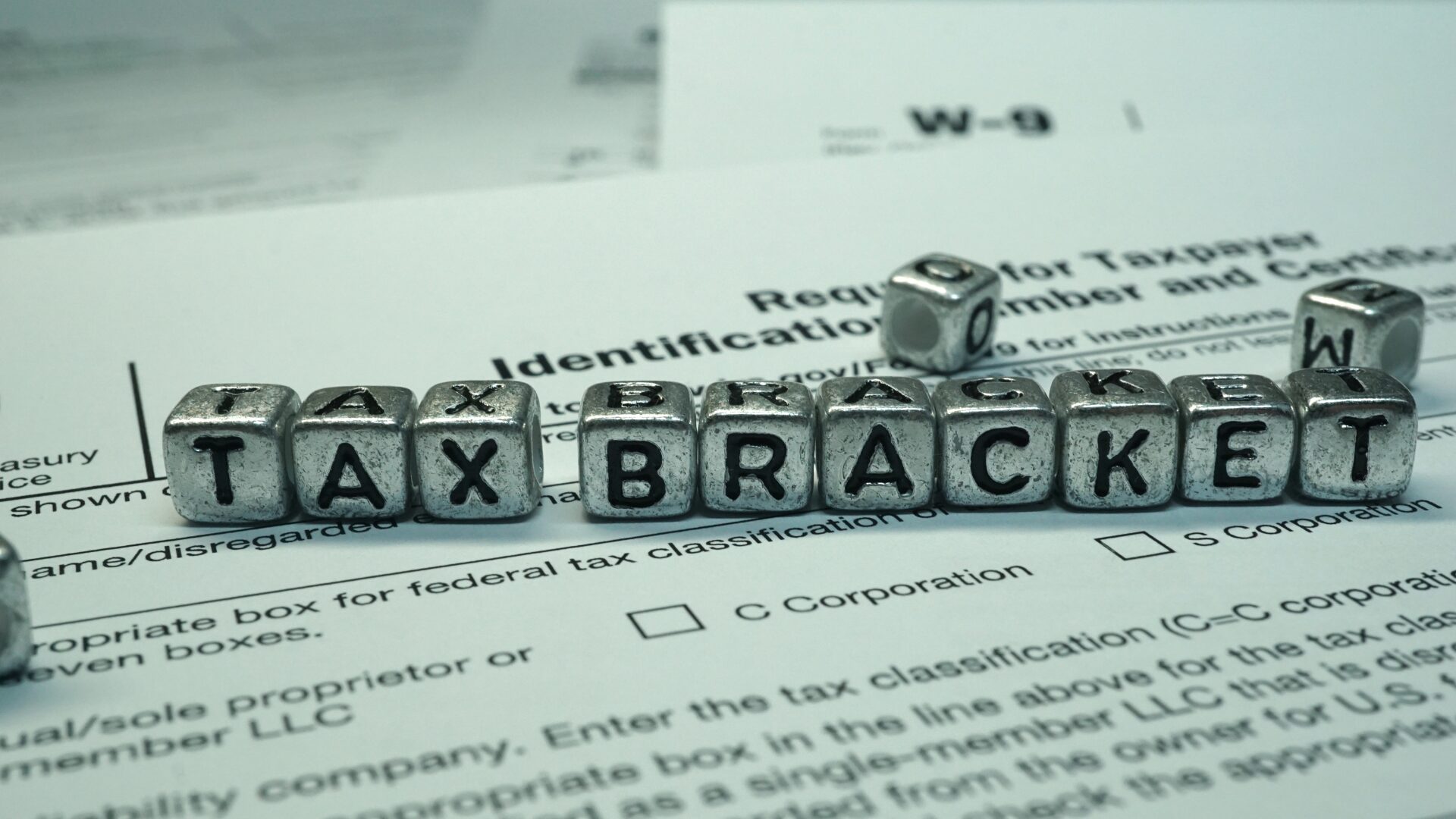 An image illustrating the tax bracket definition with examples of different state tax brackets.